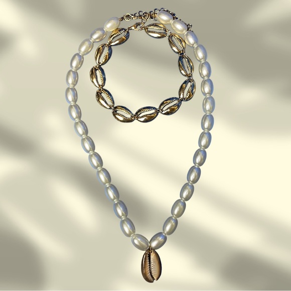 Layer Shell & Peral Necklace - Picture 2 of 4